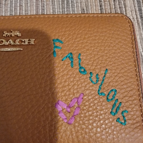 Coach Medium zip wallet Embroidery Collection - Picture 5 of 9